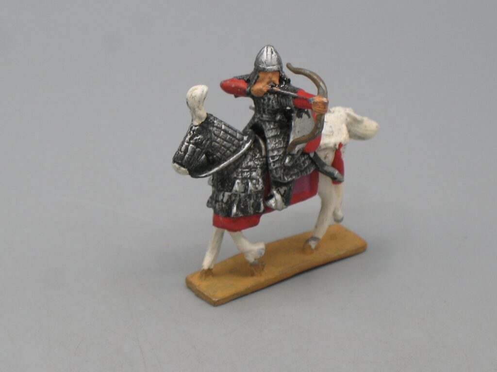 Soldat de plomb - Cavalier archer en armure, cheval blanc