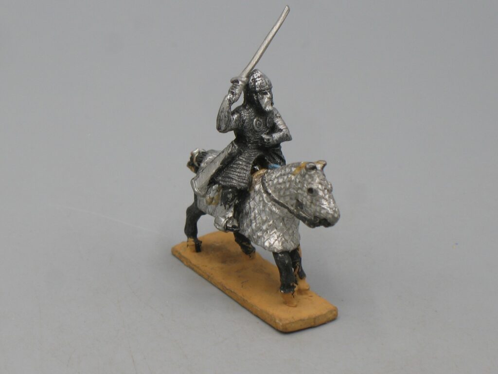 Soldat de plomb - Cavalier en armure et épée dressé, cheval noir