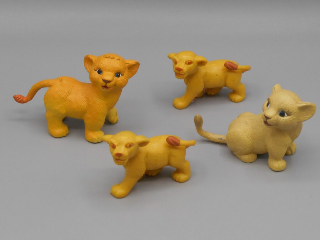 4 lionceaux hauteur 3.5 et 4.5 cm