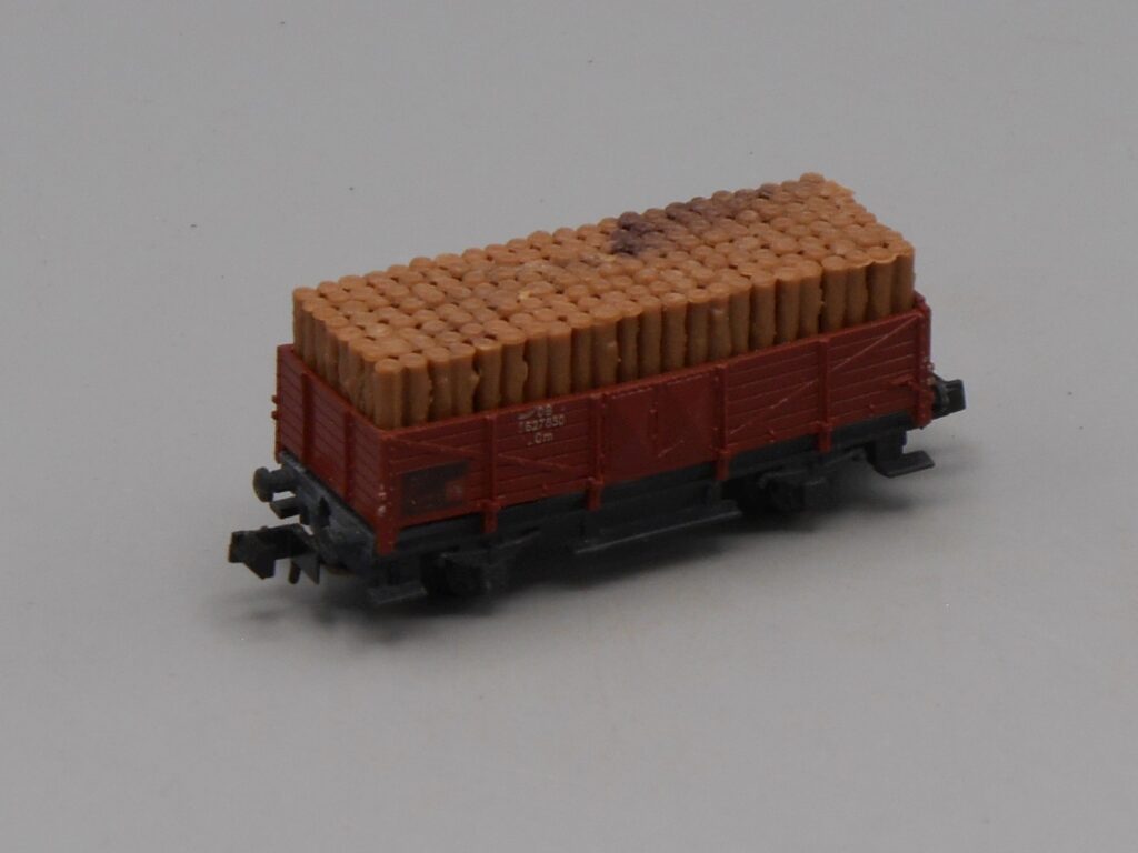 Wagon tombereau DB 627850 0m chargé de poteaux - Arnold Rapido