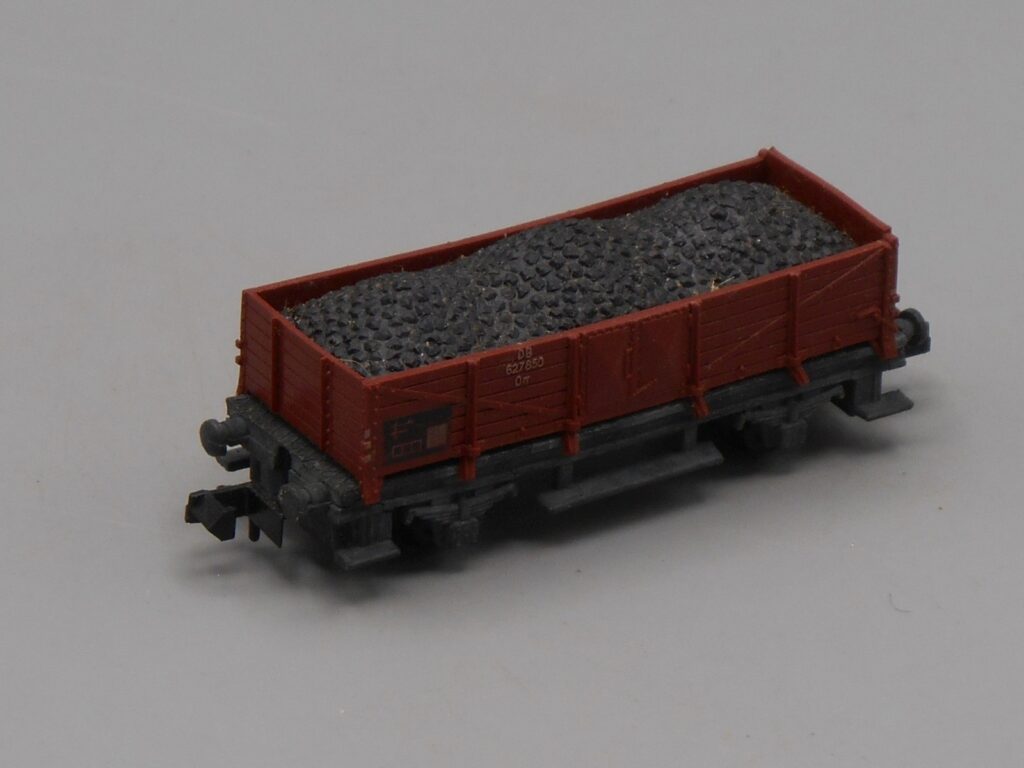 Wagon tombereau DB 627850 chargé de charbon - Arnold Rapido