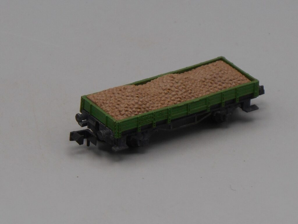 Wagon plat DB 46171 XL 50 chargé de graviers - Arnold Rapido