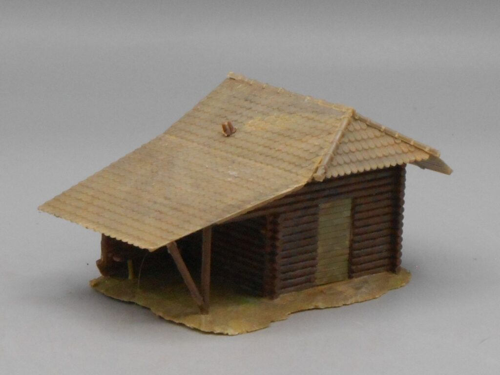 Cabanon avec appentis et banc