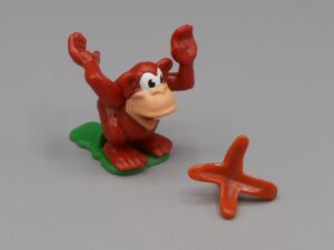 Singe lanceur de banane - Kinder UN43