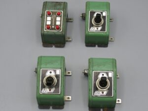Lot de 4 postes de commande ancien en métal - Fleischmann