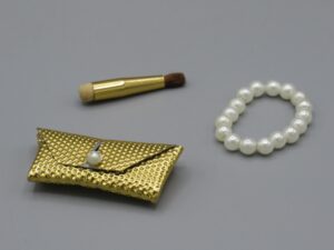 Sac à main, collier et pinceau maquillage pour poupée
