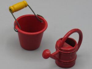 Arrosoir et seau en métal rouge - Maison de poupée