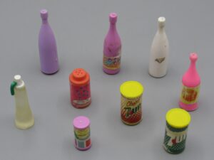 bouteilles, canettes, flacon, saupoudreur - Maison de poupée