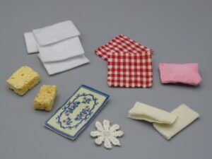 Eponges, chiffons, napperons, coussin - Maison de poupée