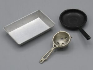 Plat, poêle, écumoir - Maison de poupée