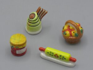 Casseroles, panier, confiture, rouleau - Maison de poupée