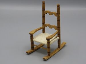 Fauteuil à bascule en bois et corde 5 cm - Editions Atlas