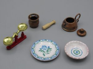 Balance, mortier, bouilloire, assiettes - Editions Atlas