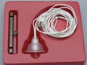 Eclairage 4 volts avec suspente maison poupées - Editions Atlas