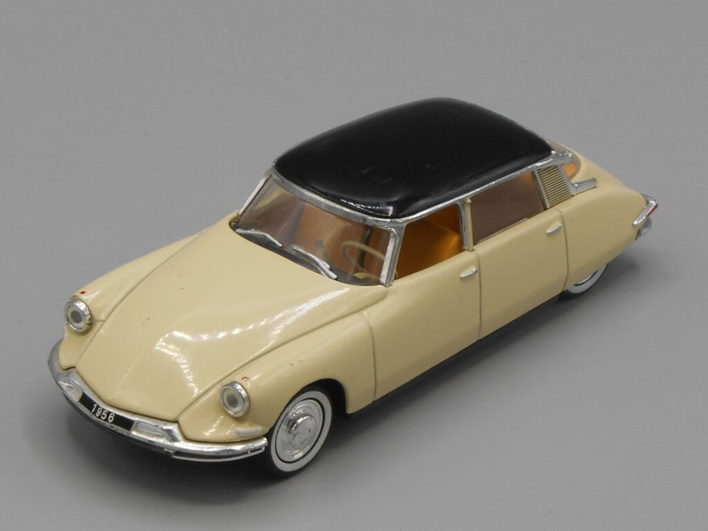 Voiture Citroën DS19 - Universal Hobbies
