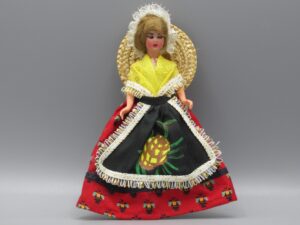 Poupée régionale 14 cm, noir, rouge, jaune, blanc