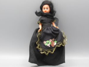 Poupée régionale 15 cm, noir, dorée
