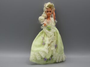 Poupée régionale 15 cm, jaune, blanc