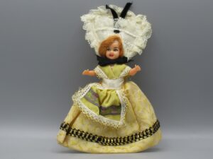 Poupée régionale 17 cm, orange, blanc, noir