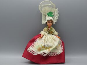 Poupée régionale 19 cm, mauve, blanc