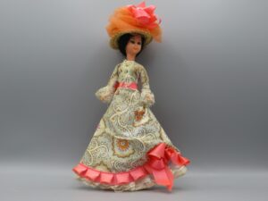 Poupée régionale 23 cm, rose, gris, orange