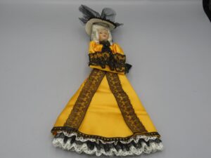 Poupée régionale 28 cm, orange, noir, blanc