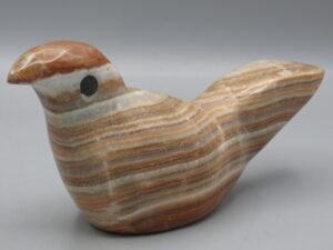 Statuette oiseau en pierre rayée