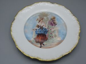 Assiette décorative demoiselle et joueur de mandoline - CP & Co