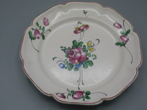 Assiette décorative fleurs rouges, bleues, jaunes Henri Chaumeil