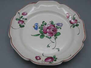 Assiette décorative fleurs rouges, bleues, mauves Henri Chaumeil