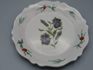 Assiette décorative fleurs bleues et rouges