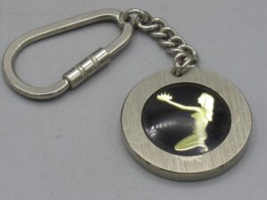 Porte-clés femme portant des flammes
