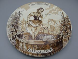 Assiette décorative La fouleuse - Porcelaine Castelroux