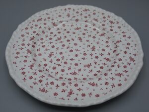 Assiette décorative motif fleurs rouge - Sprig Adams