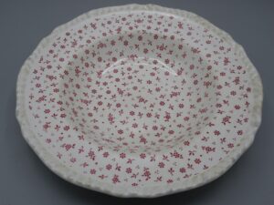Assiette décorative creuse motif fleurs rouge - Sprig Adams