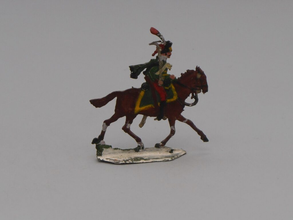 Chasseur du 1er empire à cheval au galop - Plat d'étain