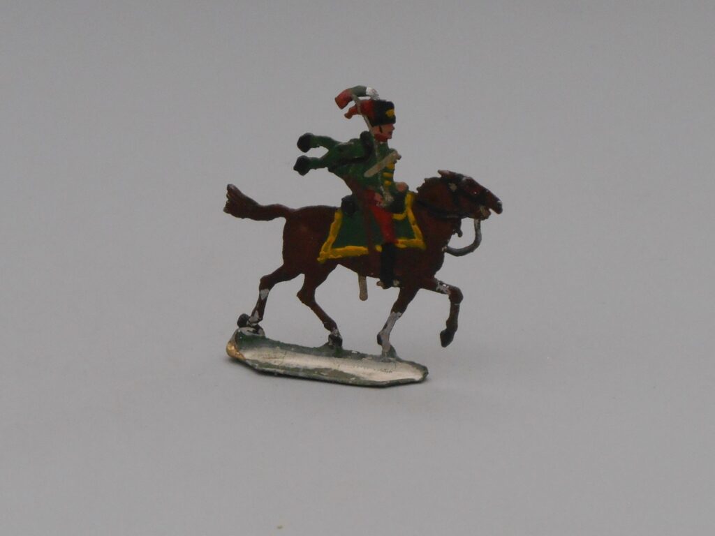 Chasseur du 1er empire à cheval au trot - Plat d'étain