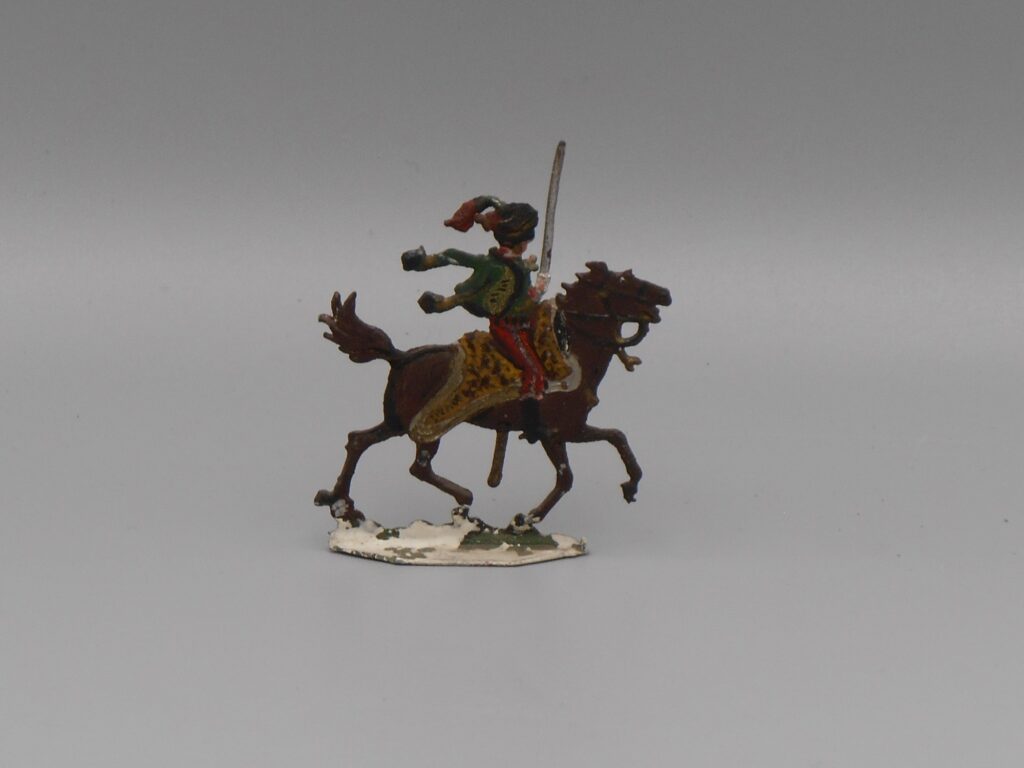 Chasseur du 1er empire à cheval au trot - Plat d'étain