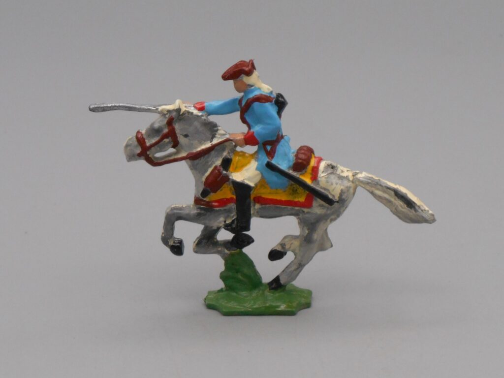 Cavalier bleu chargeant sur cheval gris - Ancien régime du 18e