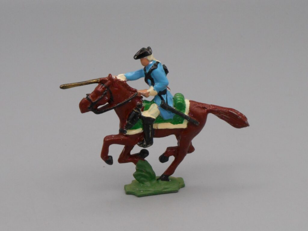 Cavalier bleu chargeant sur cheval marron - Ancien régime du 18e