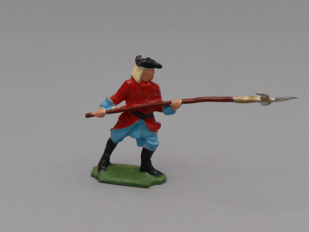 Soldat à pied rouge lancier en défense - Ancien régime du 18e