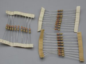 Composants : 30 résistances 27 ohms 1/2w