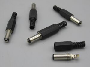 Composants : 5 fiches alimentation 5.5 mm avec protège cordon