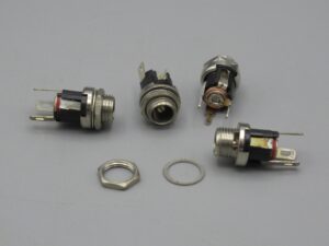 Composants : 4 embases d'alimentation 5.5 mm