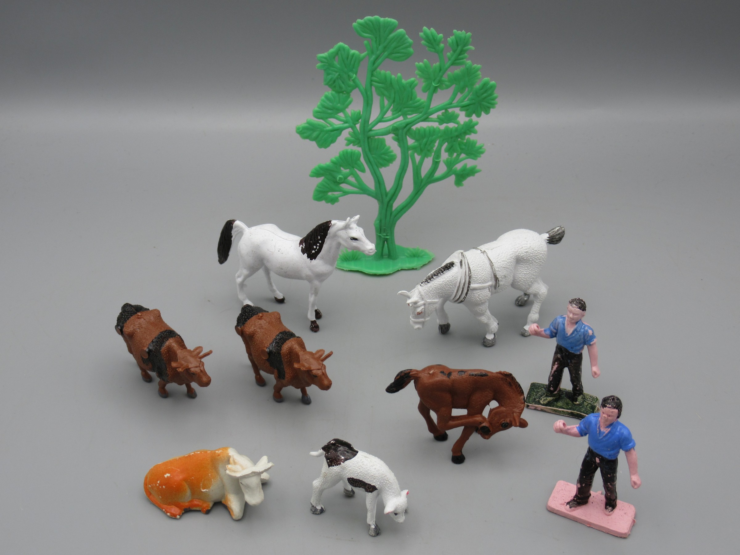 7 animaux de la ferme, 2 personnages, 1 arbre - Passion-Miniatures