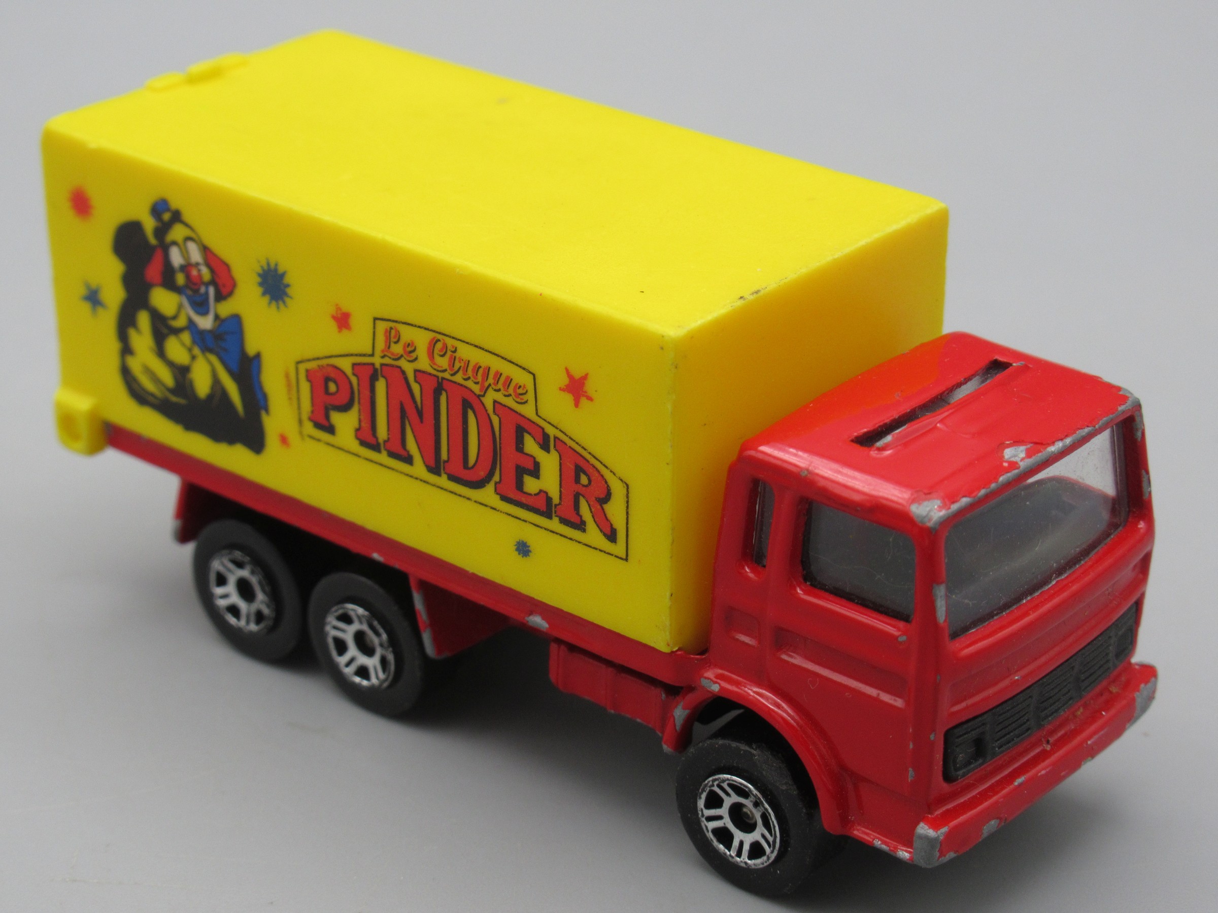 Camion Pinder fourgon jaune clair - Majorette