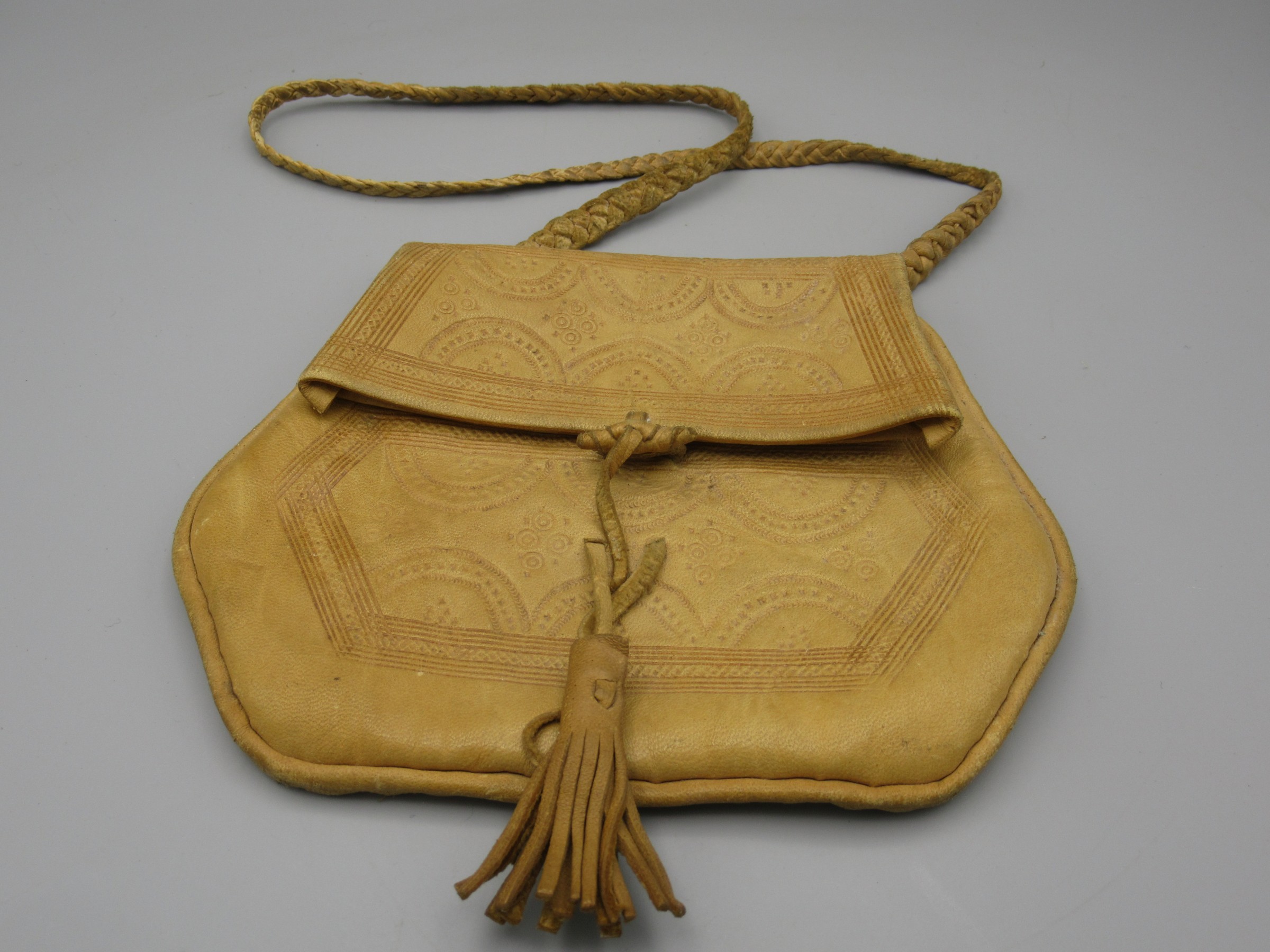 Petit sac à main en cuir en état d'usage