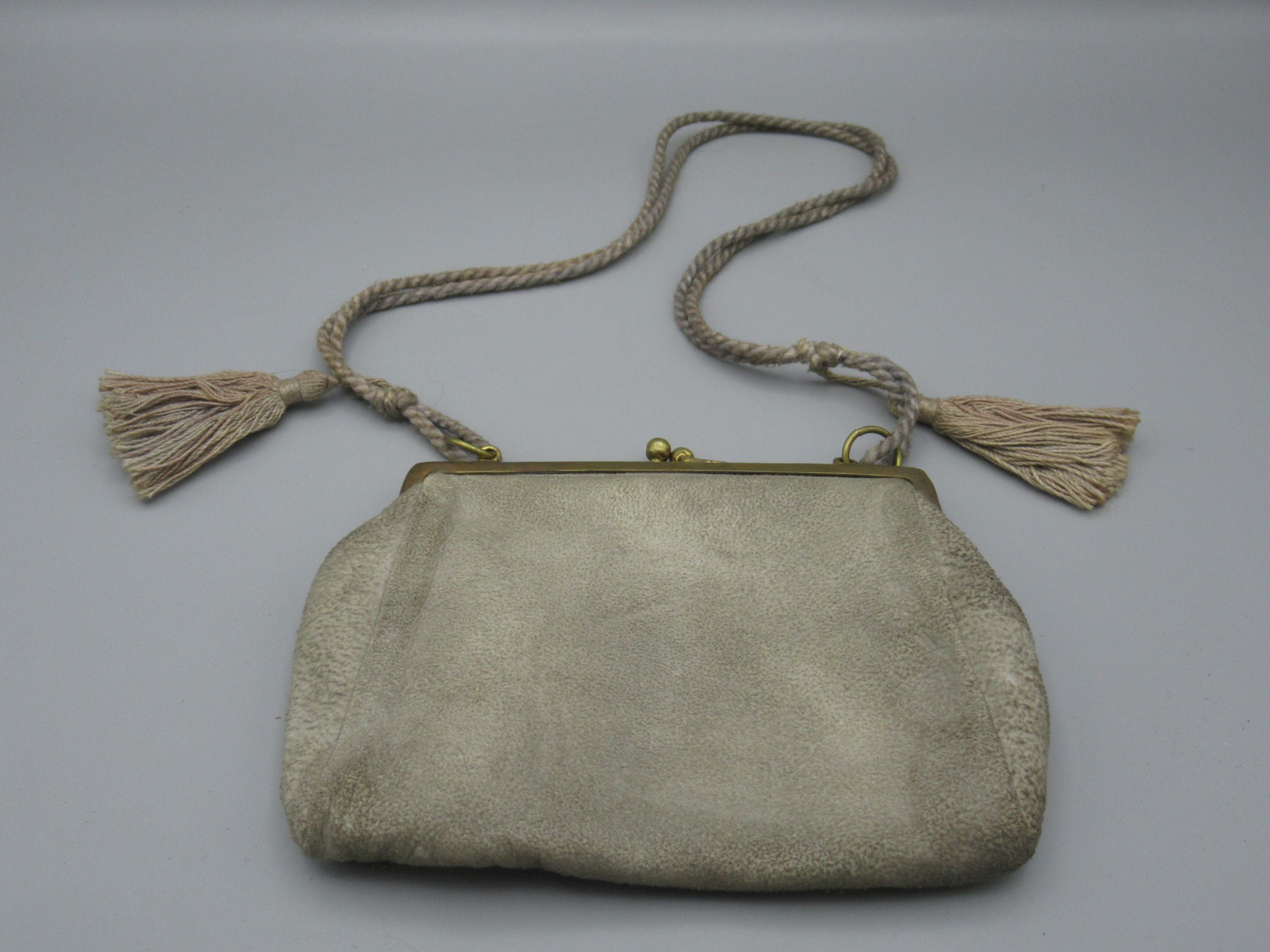 Petit sac à main en cuir et tissus en état d'usage