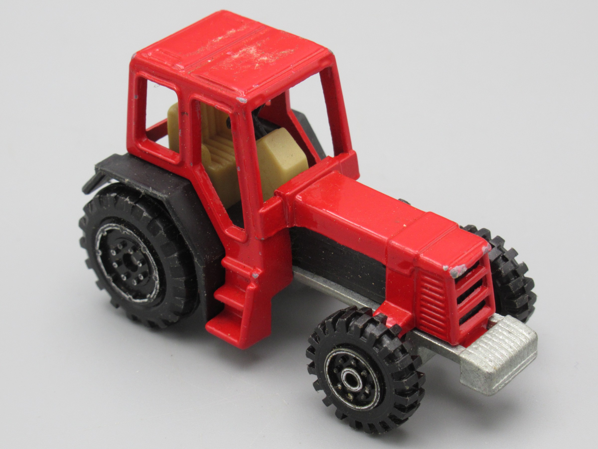 Tracteur rouge cheminée abimée - Welly 9131