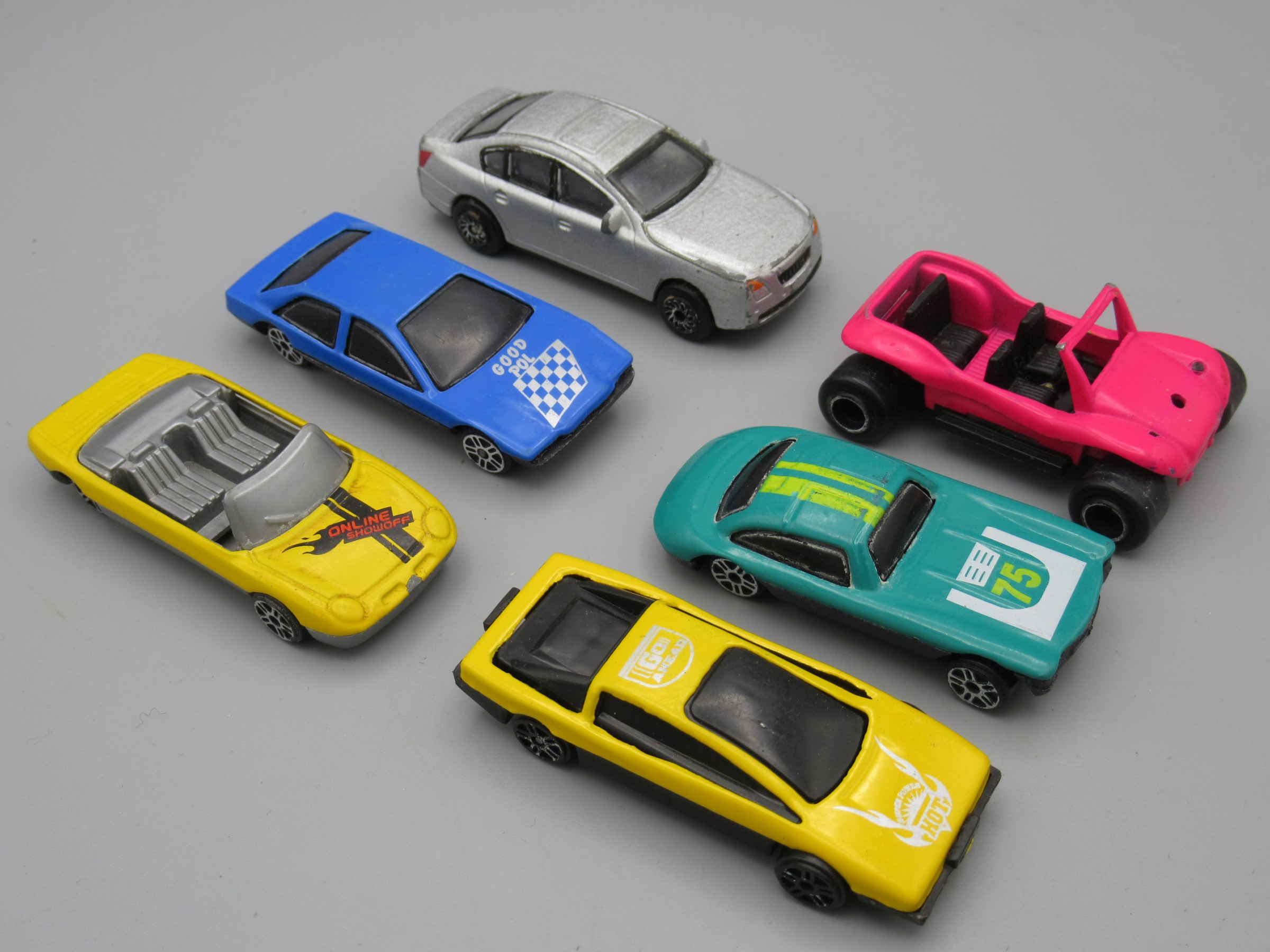 6 voitures dont un buggy en état d'usage - Made in China